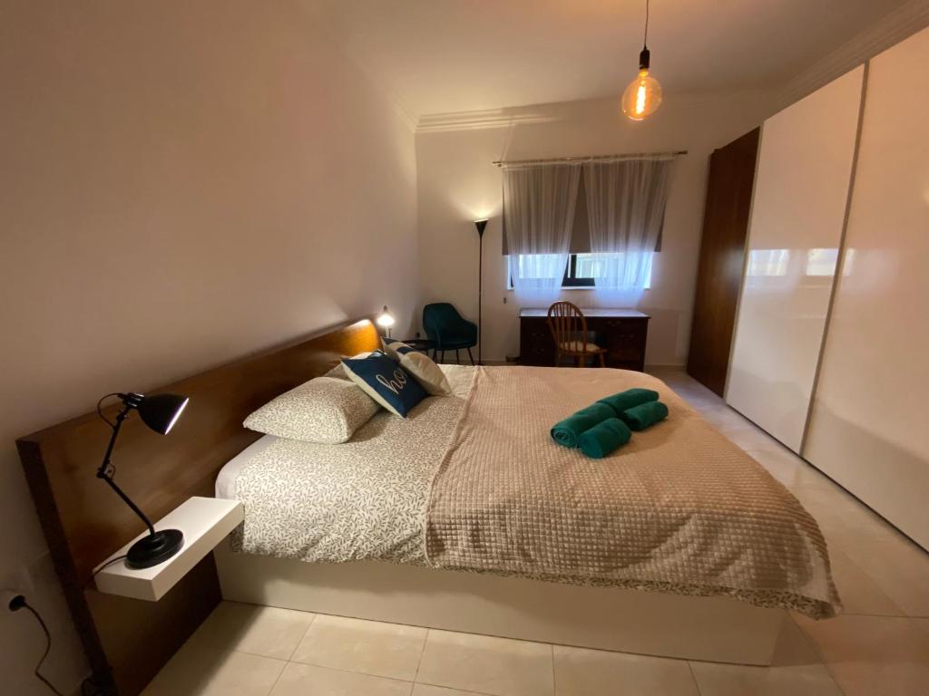 Ένα ή περισσότερα κρεβάτια σε δωμάτιο στο Elegant Sea View 3 bed 2 bath apartment in Sliema with parking