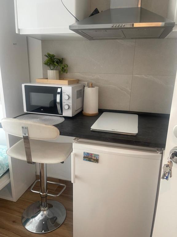 een kleine keuken met een bureau en een computer bij Casa Duque in Madrid