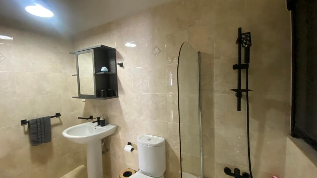 Ένα μπάνιο στο Elegant Sea View 3 bed 2 bath apartment in Sliema with parking