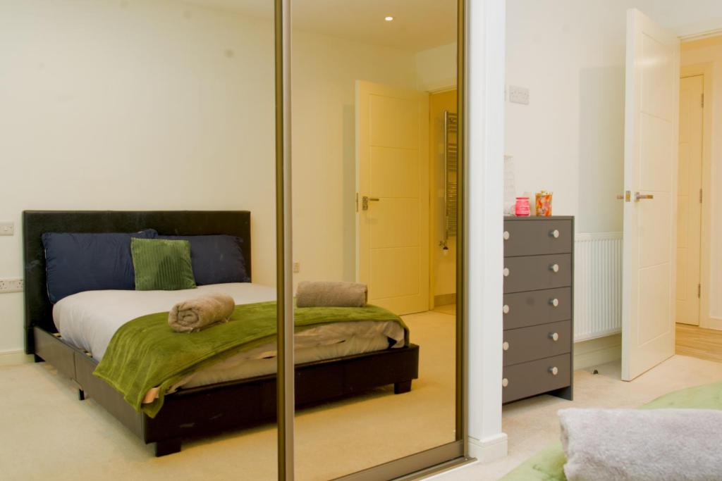 Ένα ή περισσότερα κρεβάτια σε δωμάτιο στο Cosy 3-BR Retreat with Balcony Near Central London