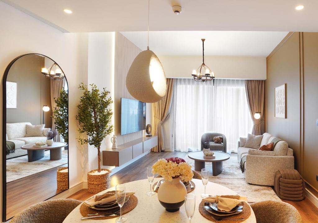 迪拜Chic 2BR in Downtown, 5 Min Walk to Burj Khalifa的客厅里有一张桌子和一张沙发