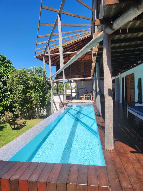 una piscina nel cortile di una casa di Casa Leque - Praia da Pipa - Centro a Pipa