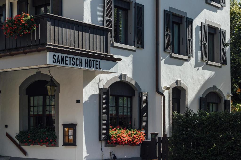 Ein Gebäude mit einem Schild, auf dem „Senna Exit Hotel“ steht. in der Unterkunft Hotel Sanetsch in Gsteig