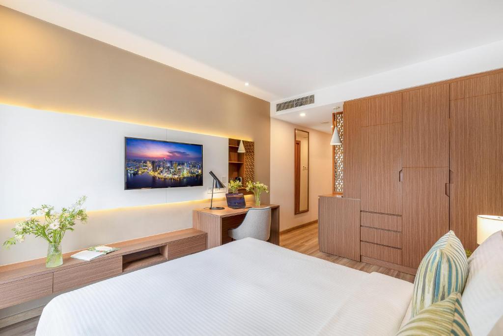 Deluxe Queen Room City View