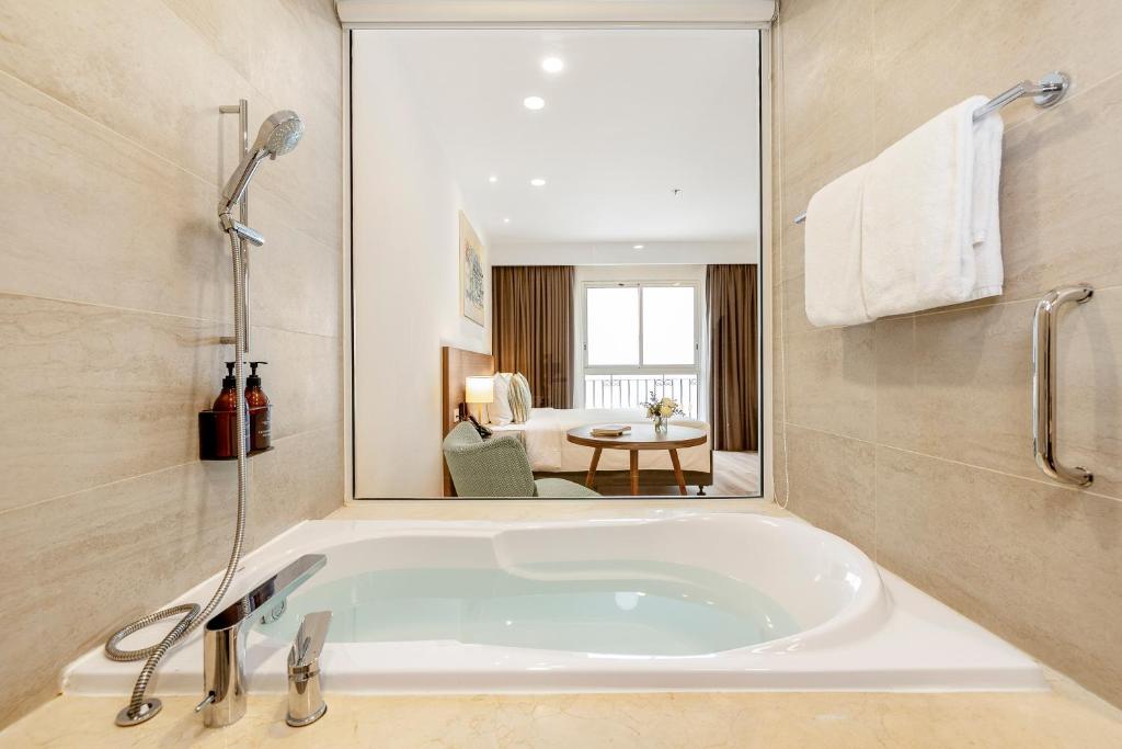 Studio Twin Room City View with Afternoon Tea once per stay