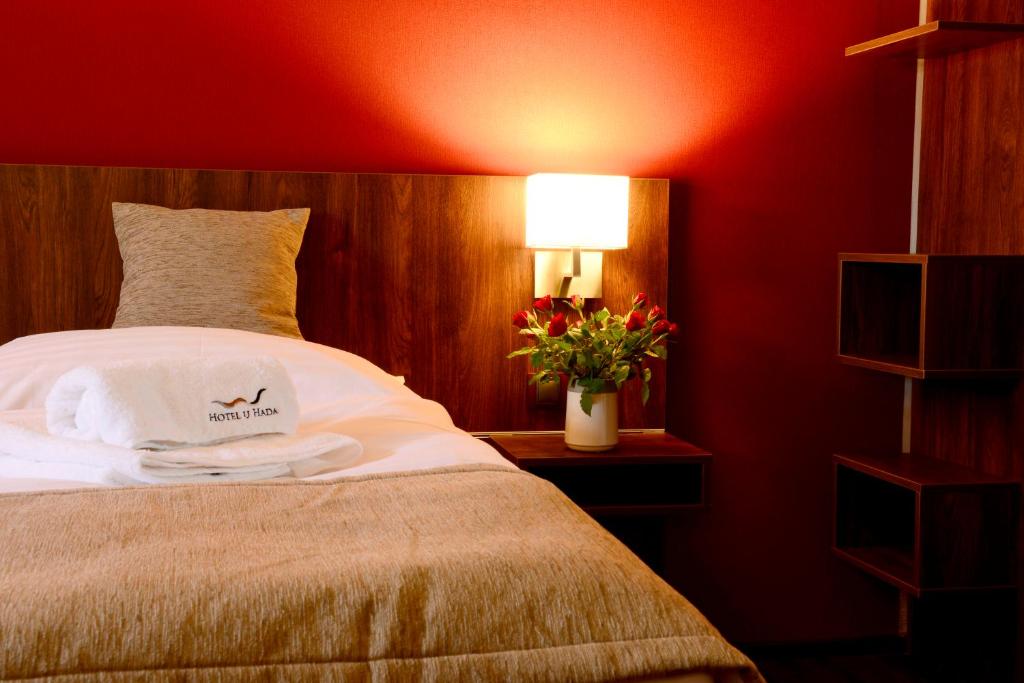 Postel nebo postele na pokoji v ubytování Hotel U Hada Žatec
