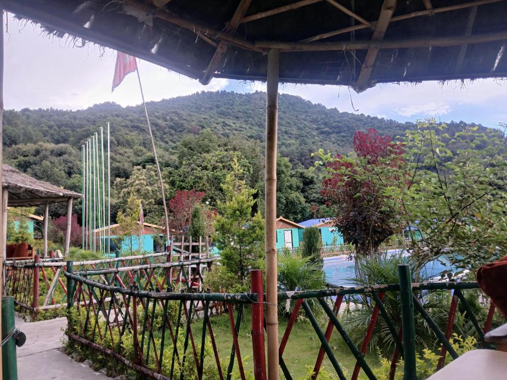 une vue sur une rivière depuis le balcon d'un complexe hôtelier dans l'établissement The sumeru jungle resort, à Bhaktapur