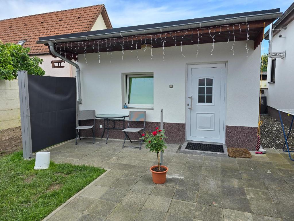 a house with a patio with a table and a door at Appartement Kristina in Biblis
