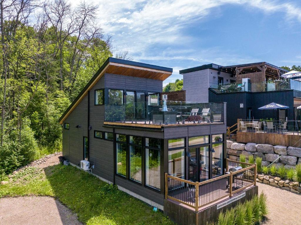 a house with a view of the backyard at Spa and Outdoor Activities - Le Nano in Saint-Gabriel-de-Brandon
