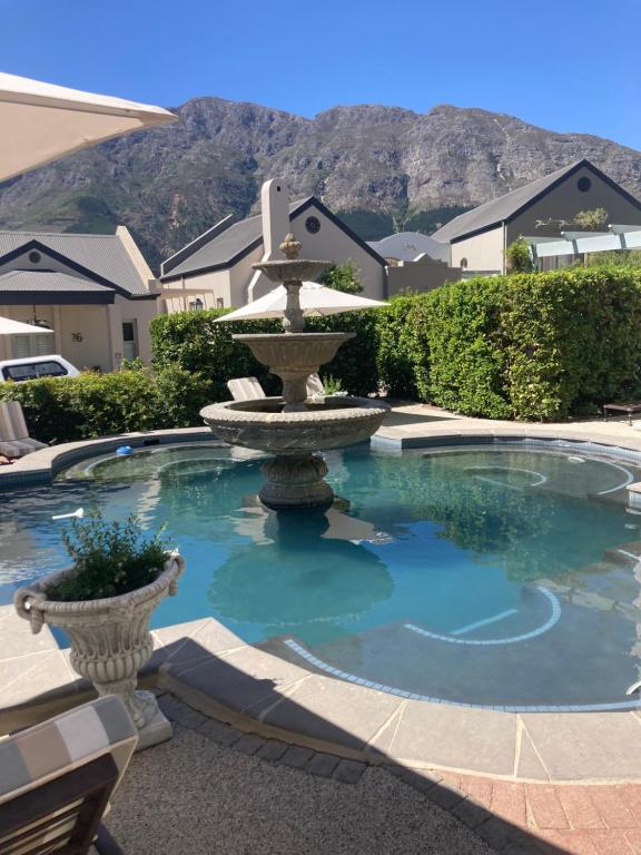 een fontein in het midden van een zwembad bij Villa 121 Franschhoek Lermitage in Franschhoek
