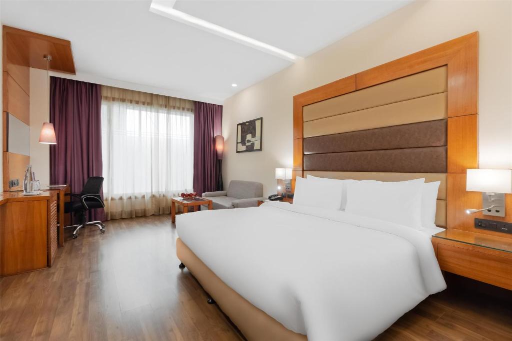 Voodi või voodid majutusasutuse Country Inn & Suites by Radisson, Gurugram Sector 12 toas