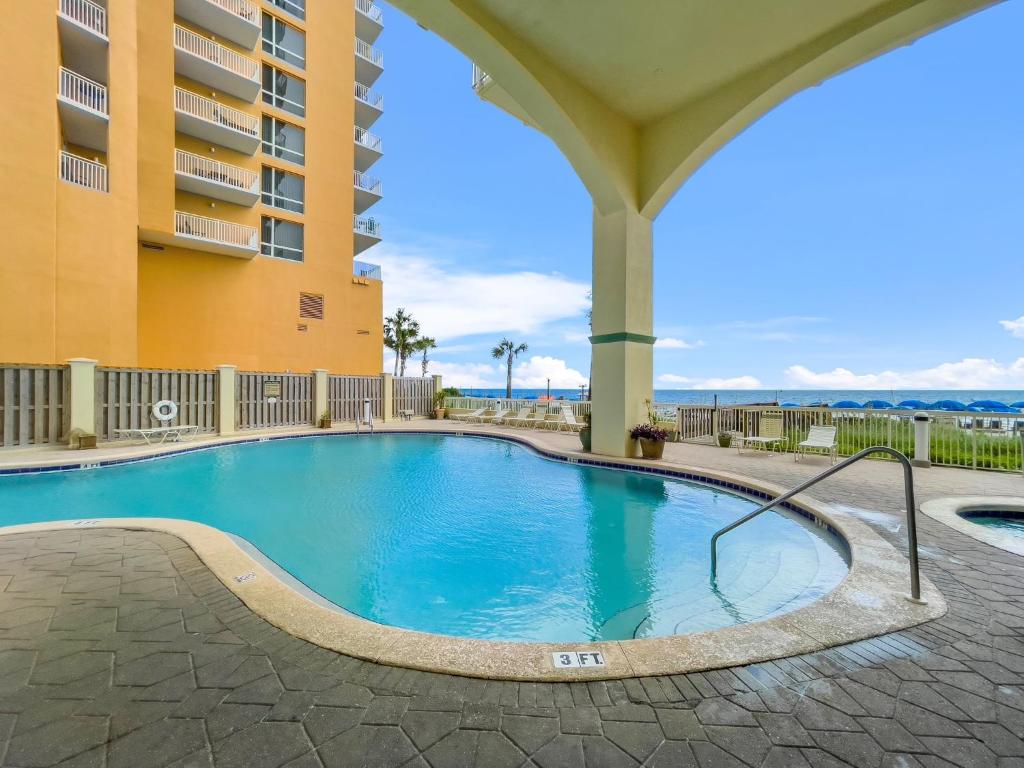 una piscina di fronte a un edificio di Celadon #0606 a Panama City Beach