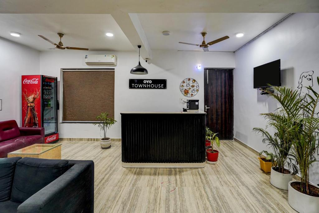 sala de estar con sofá y pizarra en la pared en Townhouse Cloud Bay, en Gurgaon