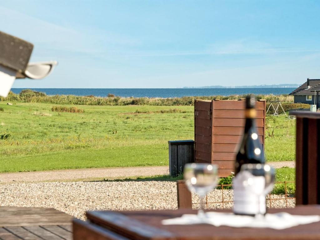 una copa de vino en una mesa con vistas al océano en Holiday Home Alexis - 250m from the sea by Interhome, en Nordborg