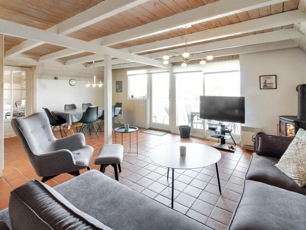 TV a/nebo společenská místnost v ubytování Holiday Home Sys - 500m from the sea by Interhome