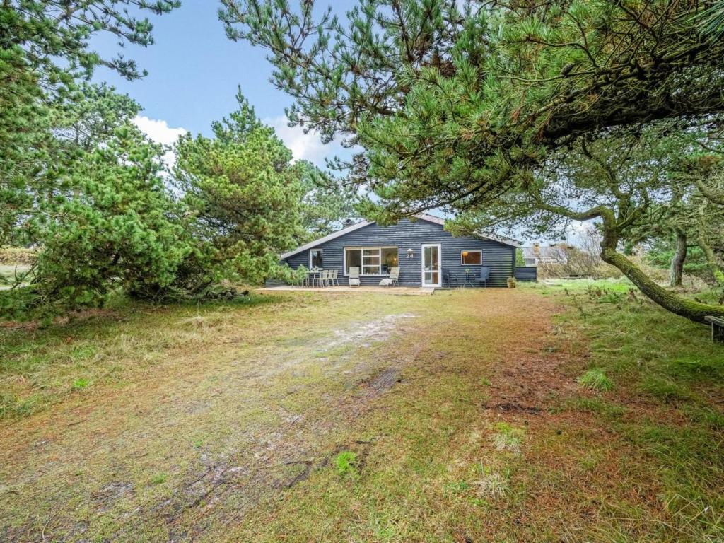 ein Haus mit einem großen Garten davor in der Unterkunft Holiday Home Samuli - 400m from the sea by Interhome in Fanø