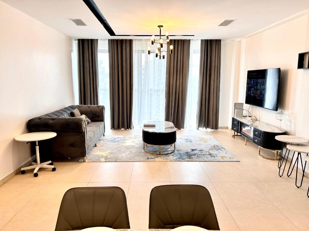 una sala de estar con un sofá y una mesa en SIKI F4 furnished residence for rent, en Dakar