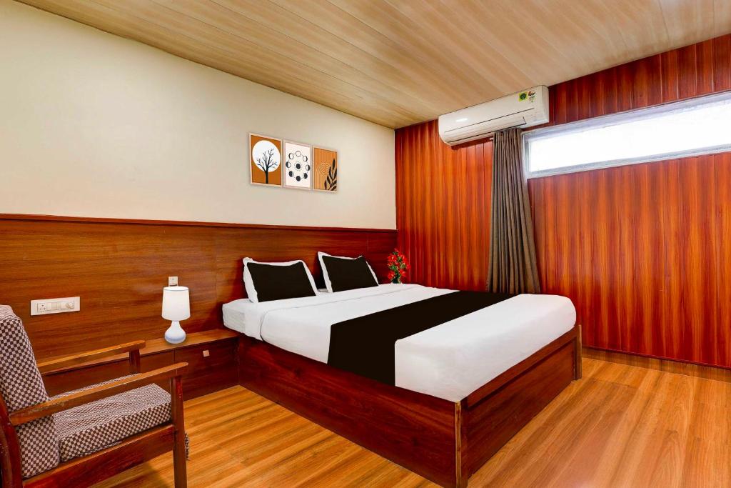 Postel nebo postele na pokoji v ubytování Collection O Vijayawada Koneru Centre Bus Station