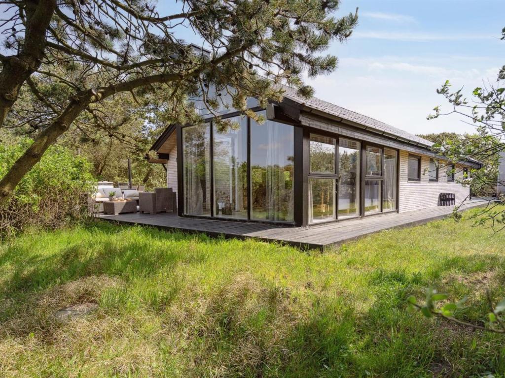 Casa con paredes de cristal y terraza en Holiday Home Julie - 1-5km from the sea by Interhome, en Fanø
