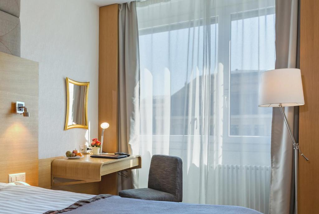 Llit o llits en una habitació de Continental Hotel Lausanne