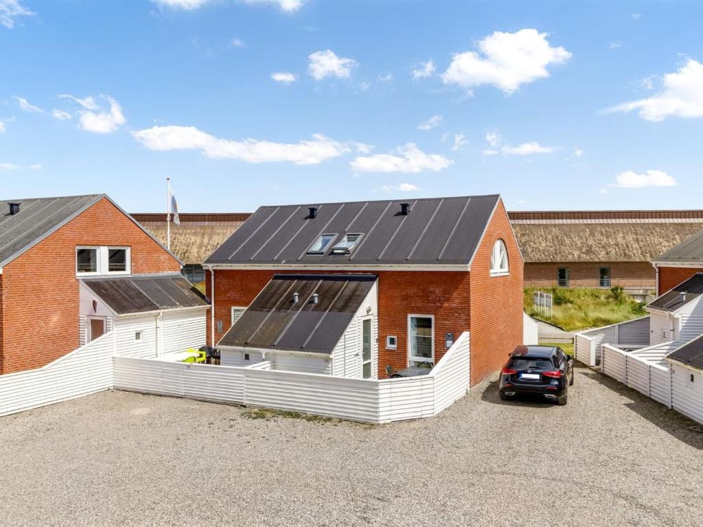 ein Haus mit Sonnenkollektoren auf dem Dach in der Unterkunft Apartment Nils - 2-3km from the sea by Interhome in Sønderby