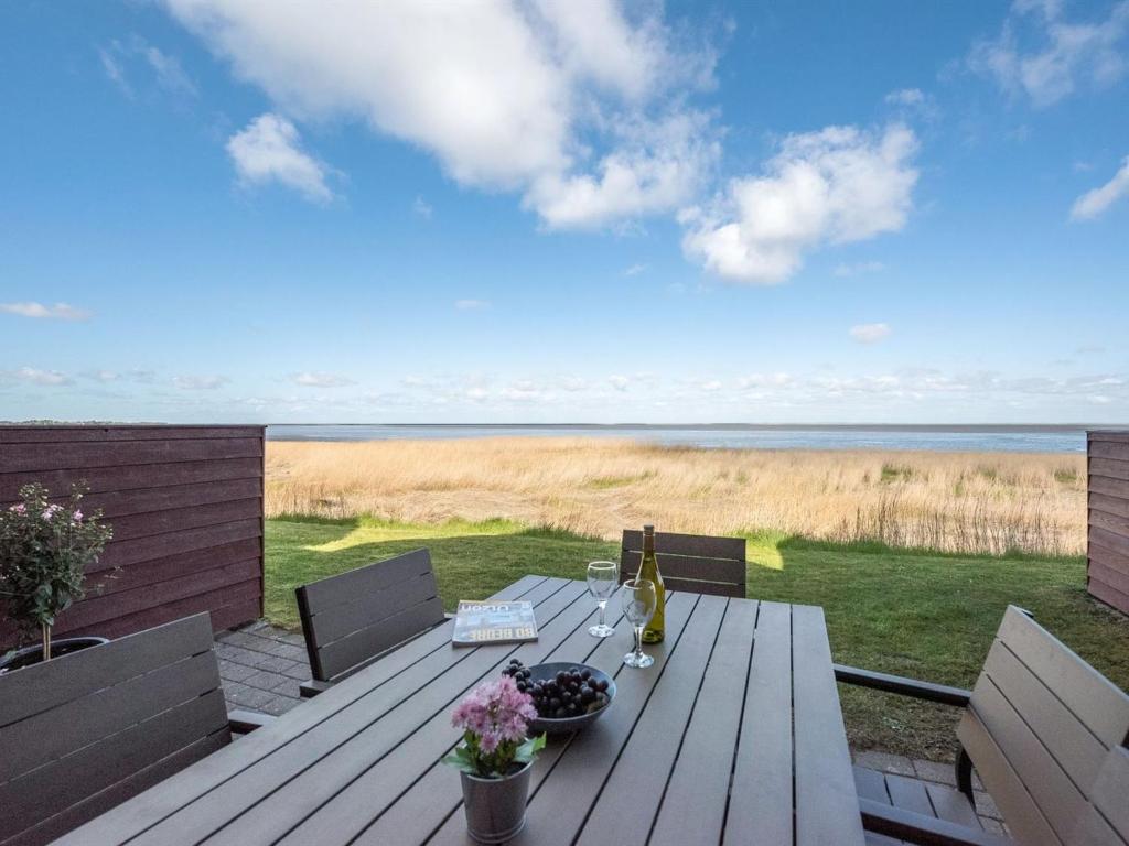 un tavolo in legno su una terrazza con vista sull'oceano di Holiday Home Deljan - 3-5km from the sea by Interhome a Kongsmark