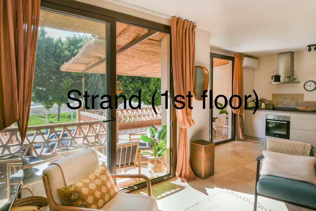 Choose from Mistral or Strand