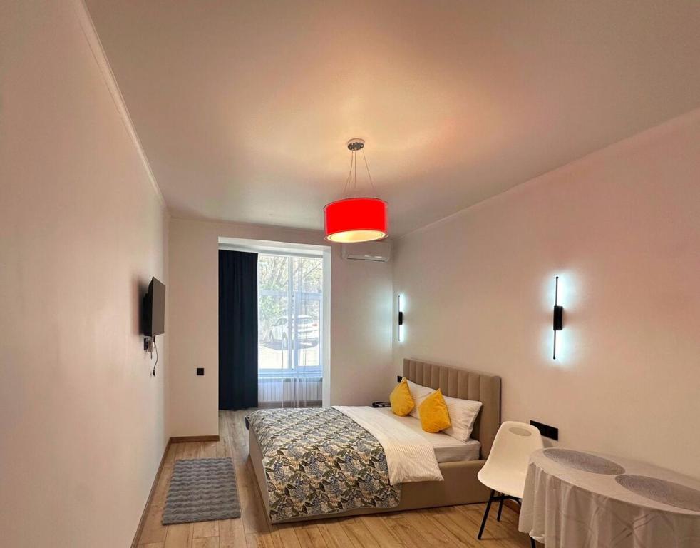 una camera con letto e luce rossa di Golden yurt 2 a Almaty