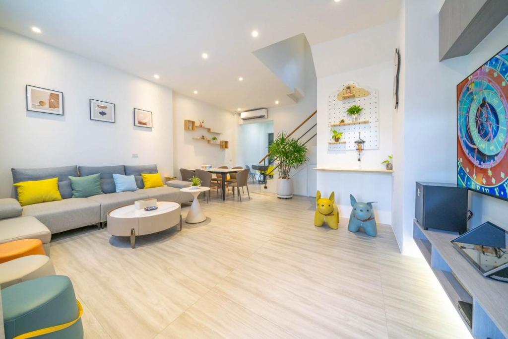 T'ung-koにある愛旅行民宿のソファとテーブルのあるリビングルーム