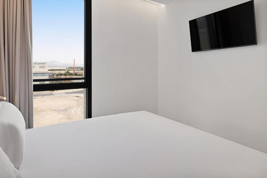 B&B HOTEL Alicante Aeropuerto - Resim 30