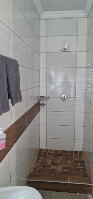 Un baño con ducha con puerta de cristal. en Villa king quest house, en Ga-Rankuwa