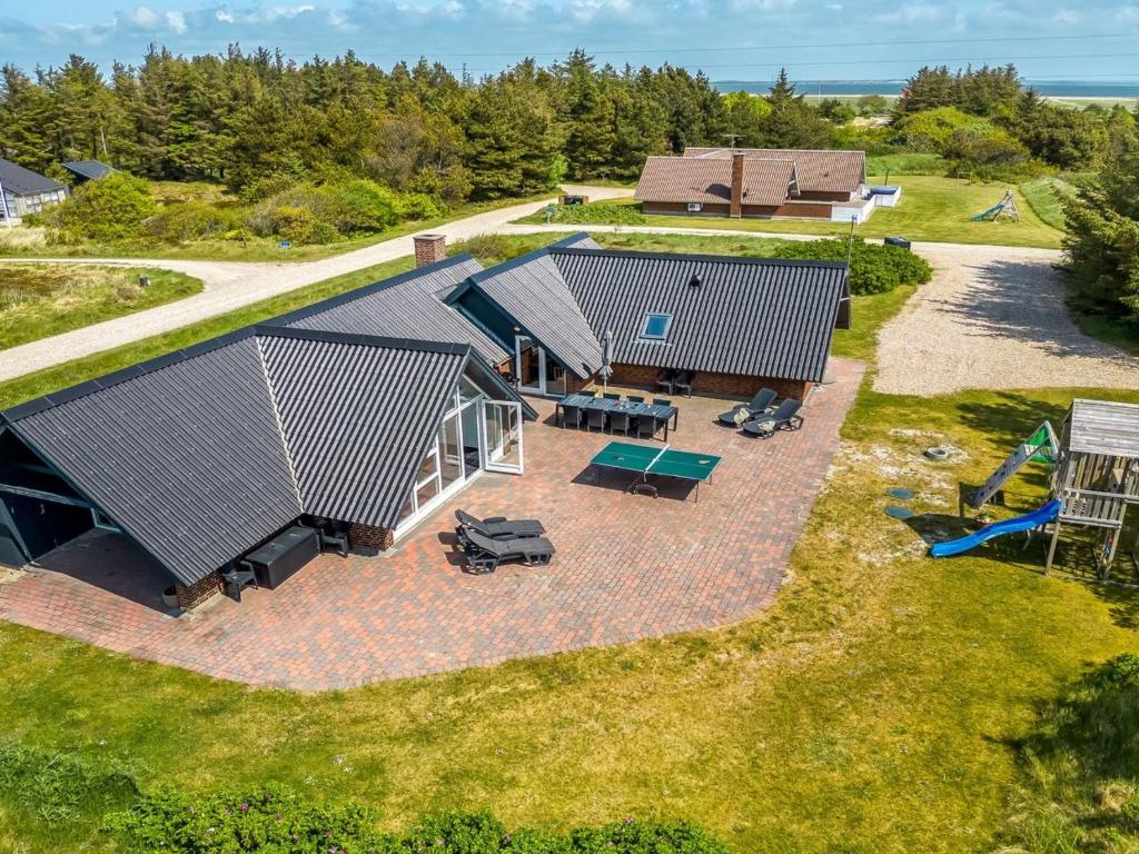 einen Blick über ein Haus mit einer Terrasse in der Unterkunft Holiday Home Lidija - 850m from the sea by Interhome in Ringkøbing