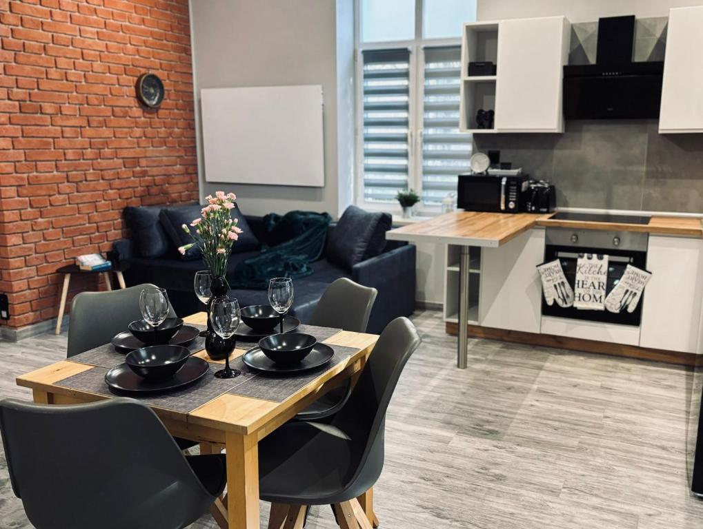 eine Küche und ein Wohnzimmer mit Tisch und Stühlen in der Unterkunft Apartament 87 in Jelenia Góra