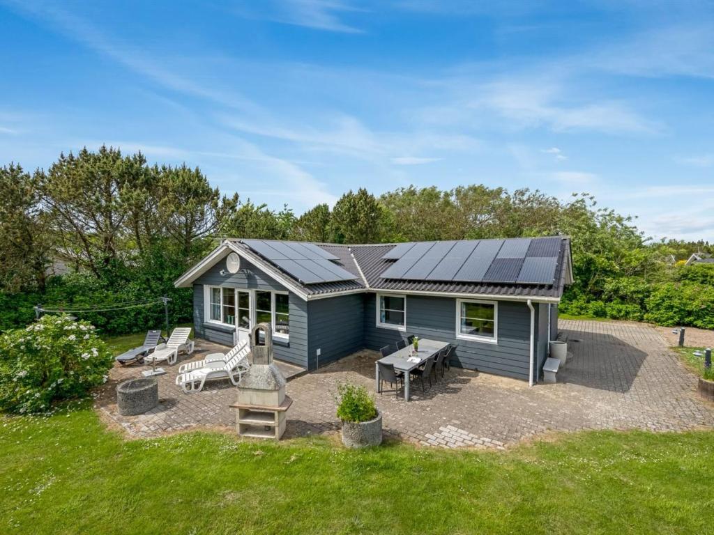 比耶勒高Holiday Home Ludvig - from the sea by Interhome的一座装有太阳能电池板的蓝色小房子