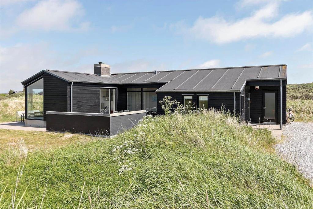 una casa nera sul fianco di una collina di LN1598-Hjorring-Kystmarken-46 a Hjørring
