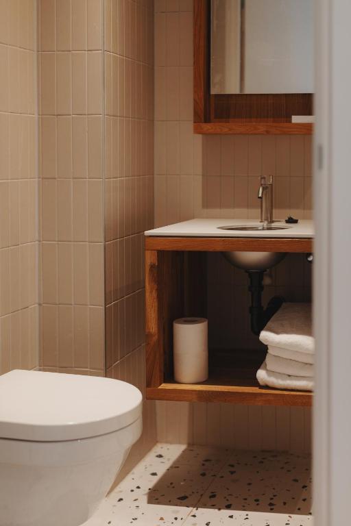 Man Met Bril Koffie Hotel - Resim 12