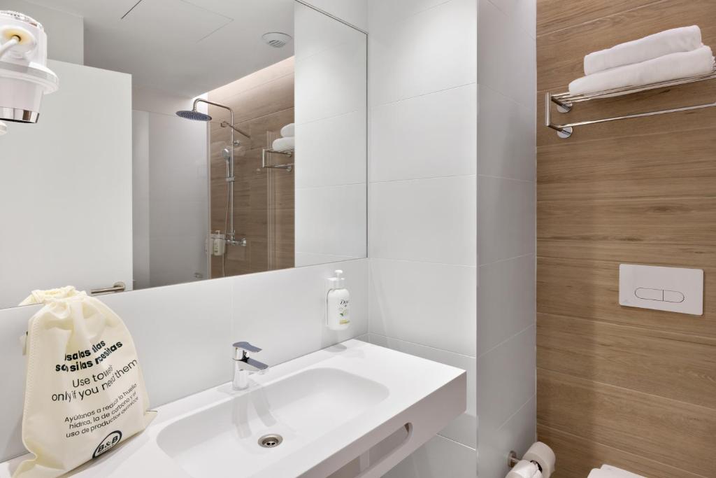 B&B HOTEL Alicante Aeropuerto - Resim 44