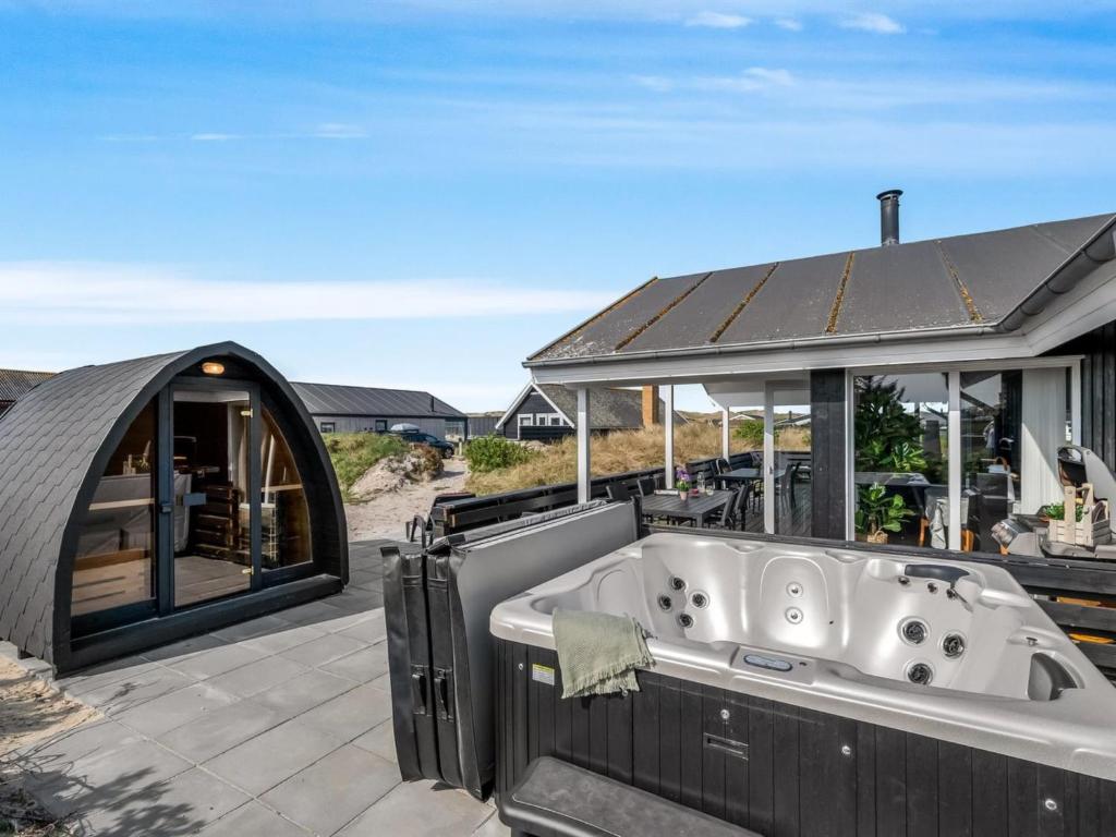 比耶勒高Holiday Home Sibyll - from the sea by Interhome的配有浴缸的庭院凉亭