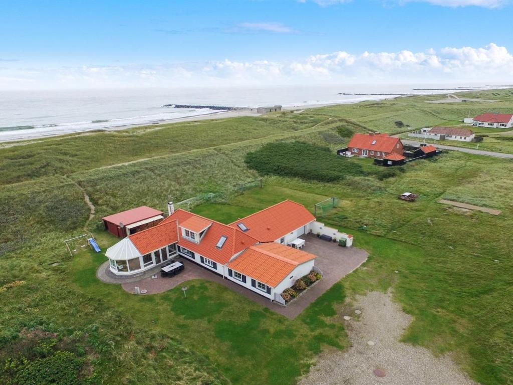 une vue aérienne sur une grande maison avec un toit orange dans l'établissement Holiday Home Pauli - 75m from the sea by Interhome, à Harboør