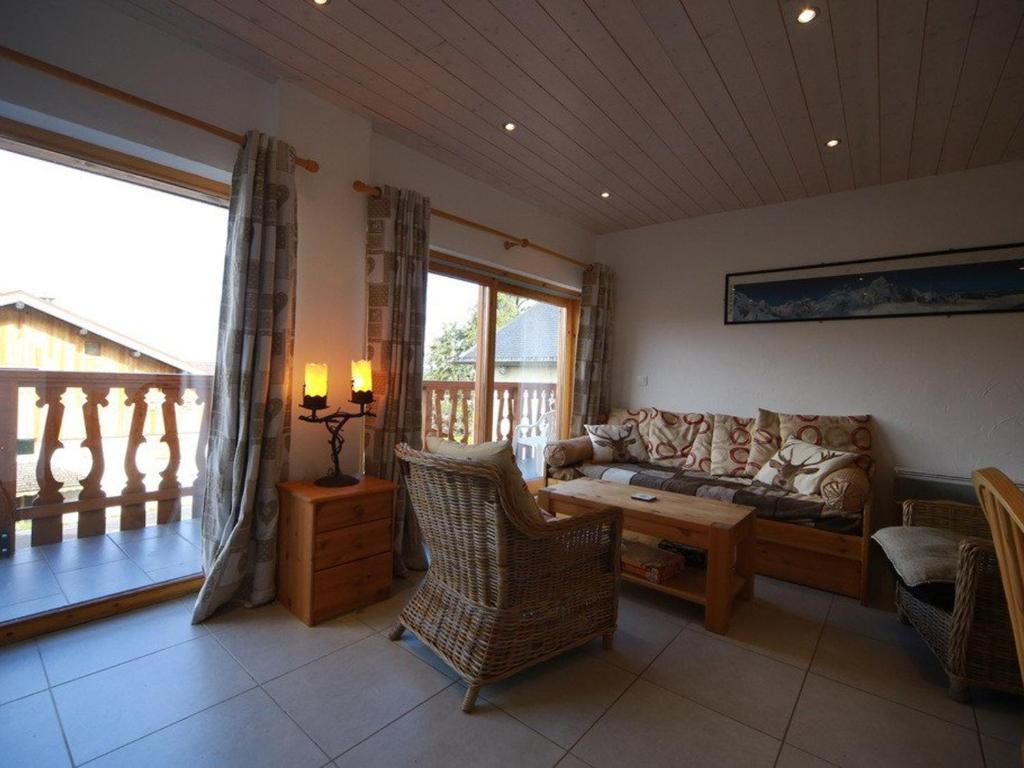 ein Wohnzimmer mit Sofa und Tisch in der Unterkunft Appartement 3 pièces - 6 pers - Proche pistes et commerces, navette gratuite - FR-1-572-19 in Arâches-la-Frasse