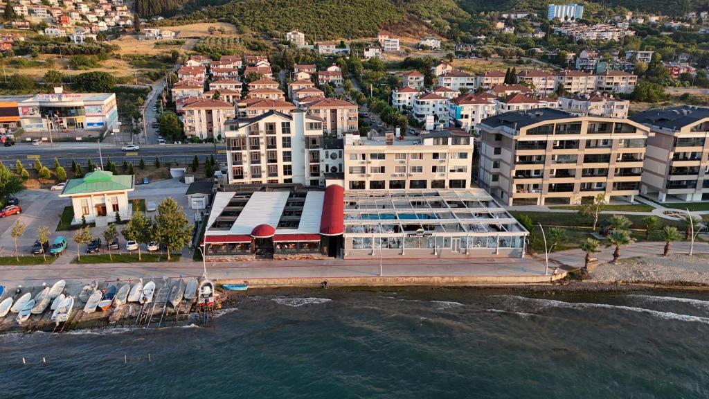 an aerial view of a building next to the water at Karamürsel Mohti Otel Fitness Organizasyon in Karamusal