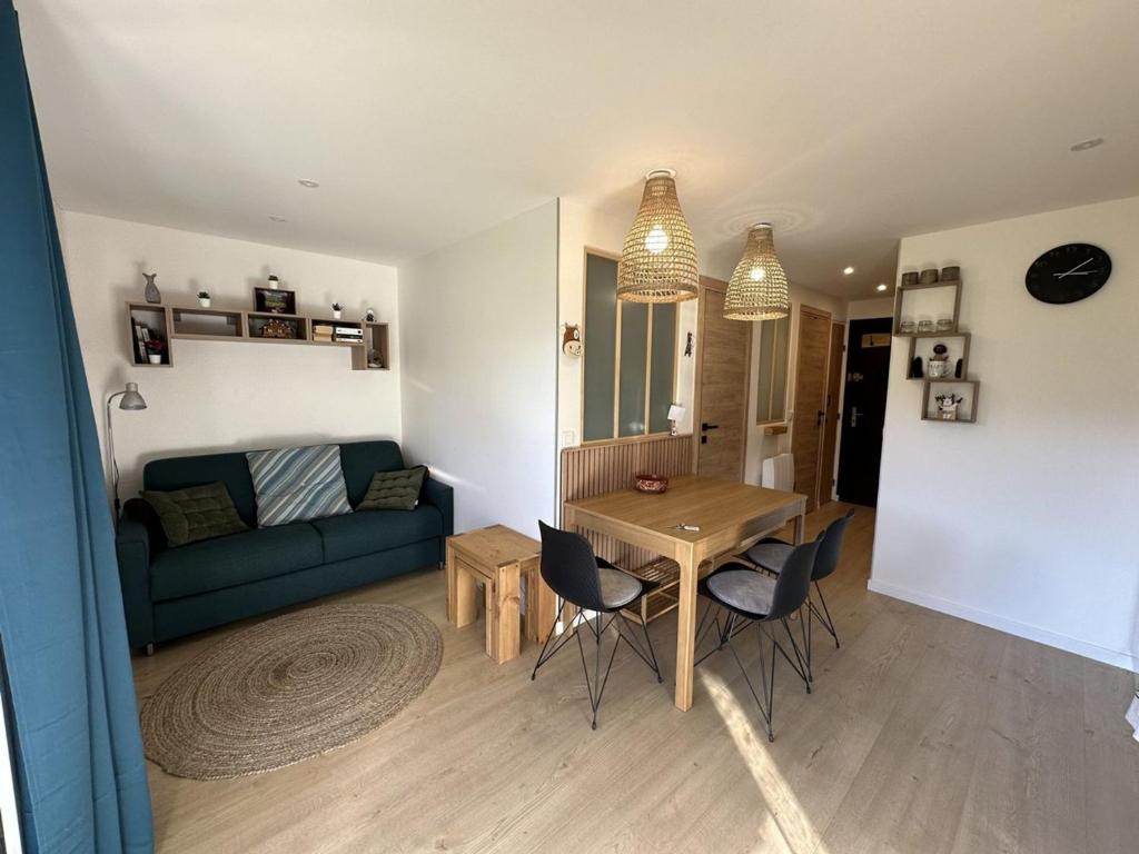 ein Wohnzimmer mit Sofa und Tisch in der Unterkunft Appartement 2 pièces 4 pers terrasse parking Les Carroz d'Arâches - FR-1-572-293 in Arâches-la-Frasse
