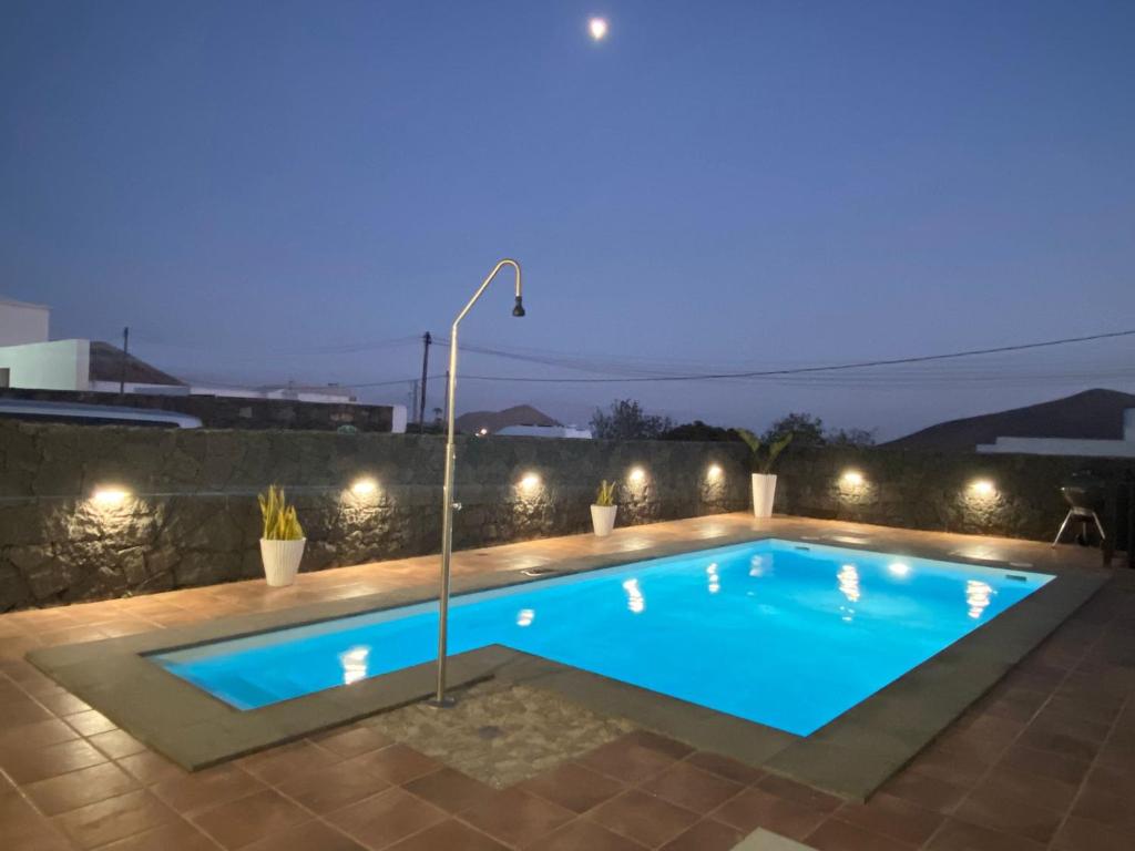 NazaretにあるVilla Europaの夜の裏庭のプール