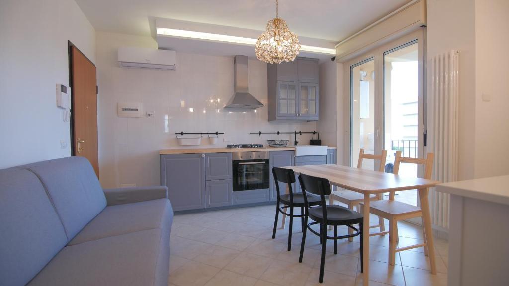 una cucina e una sala da pranzo con tavolo e sedie di Appartamenti sul lungomare ad Alba Adriatica