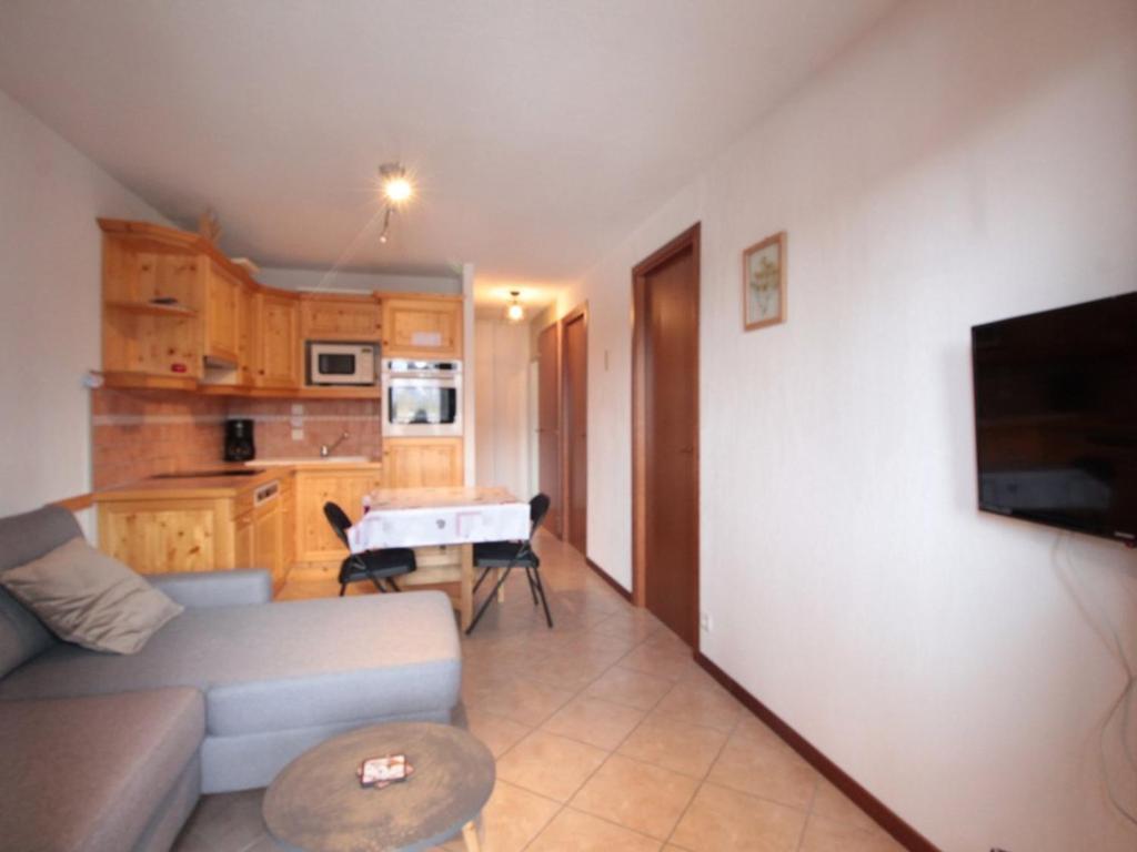 ein Wohnzimmer mit Sofa und Tisch in der Unterkunft Appartement Central 6 Pers, Parking, Ascenseur, Proche Pistes et Commerces - FR-1-572-22 in Les Carroz d'Araches