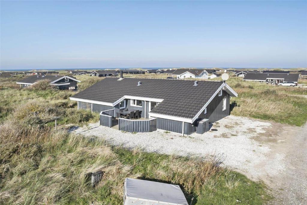 una casa su una spiaggia con l'oceano sullo sfondo di LN1596-Hjorring-Kystmarken-34 a Hjørring