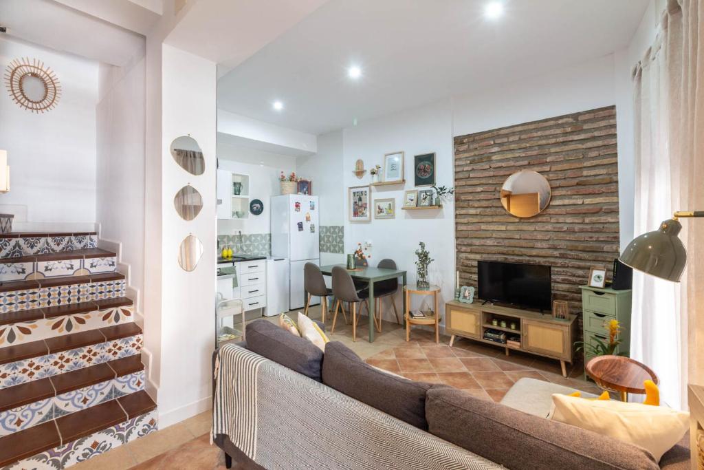 a living room with a couch and a dining room at Casa Rubia Limón in Béznar