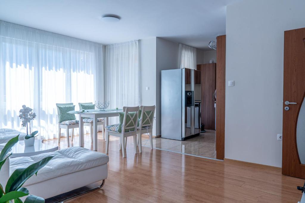 Evgeny's Stylishly Designed 2 Bedroom Apartment plus Garage!