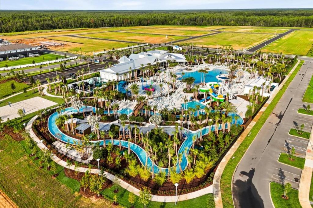 eine Luftaufnahme des Wasserparks im Resort in der Unterkunft 5 Bedrooms 5 Bathrooms Windsor Cay 16202Cc in Clermont