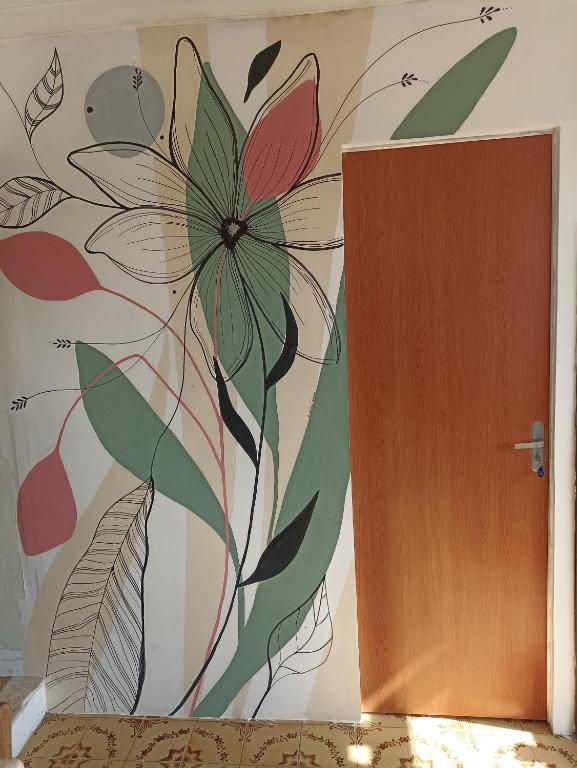 a room with a flower mural on the wall at Refúgio de Piratininga 204 in Niterói